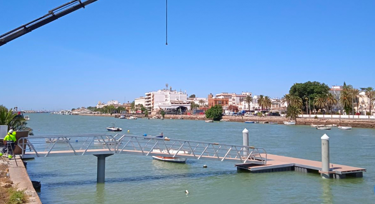 El alcalde de El Puerto señala que el nuevo pantalán instalado en el Guadalete potenciará las actividades náuticas, llenando de vida y actividad nuestro Río