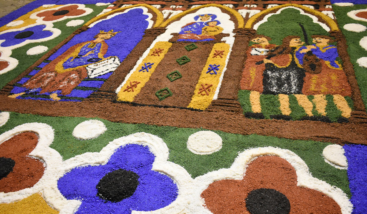 Fiestas se reúne con los participantes en la confección de la alfombra de sal de la patrona