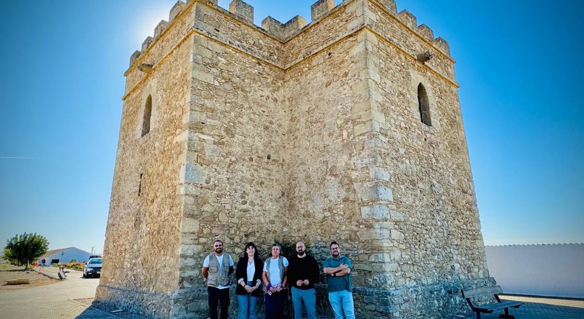 Visita municipal al Castillo de Doña Blanca para comprobar el avance de los trabajos arqueológicos que buscan desvelar la entrada monumental de la ciudad fenicia