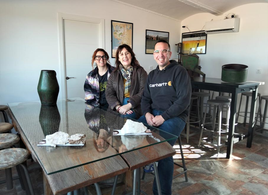 La concejal de Turismo, Olga de Navas, mantiene un encuentro de trabajo con Bodegas Forlong para reforzar la apuesta enoturística de El Puerto