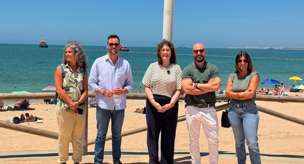 El alcalde Germán Beardo iza la Bandera Azul en la Playa de La Redes, que revalida la excelencia del litoral de El Puerto para el verano 2026
